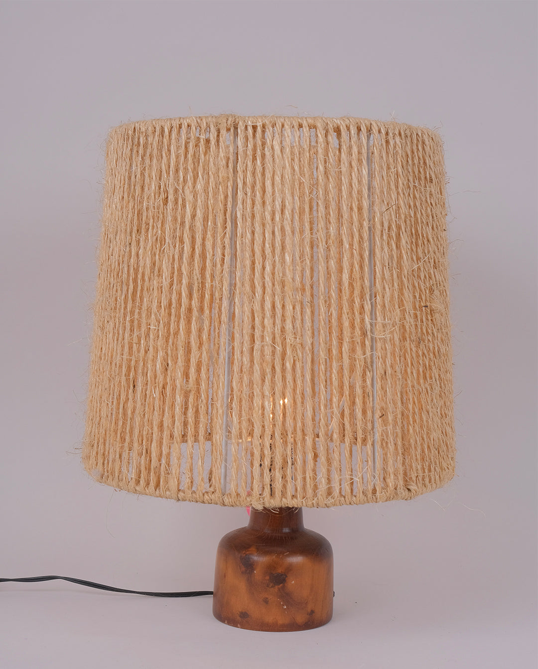 Lampe en bois tourné et abat-jour en corde