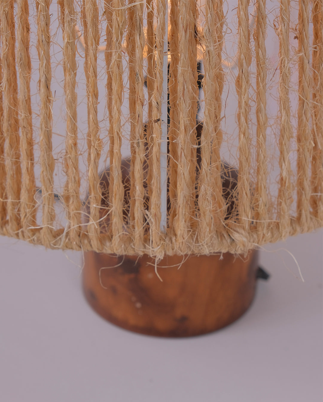 Lampe en bois tourné et abat-jour en corde