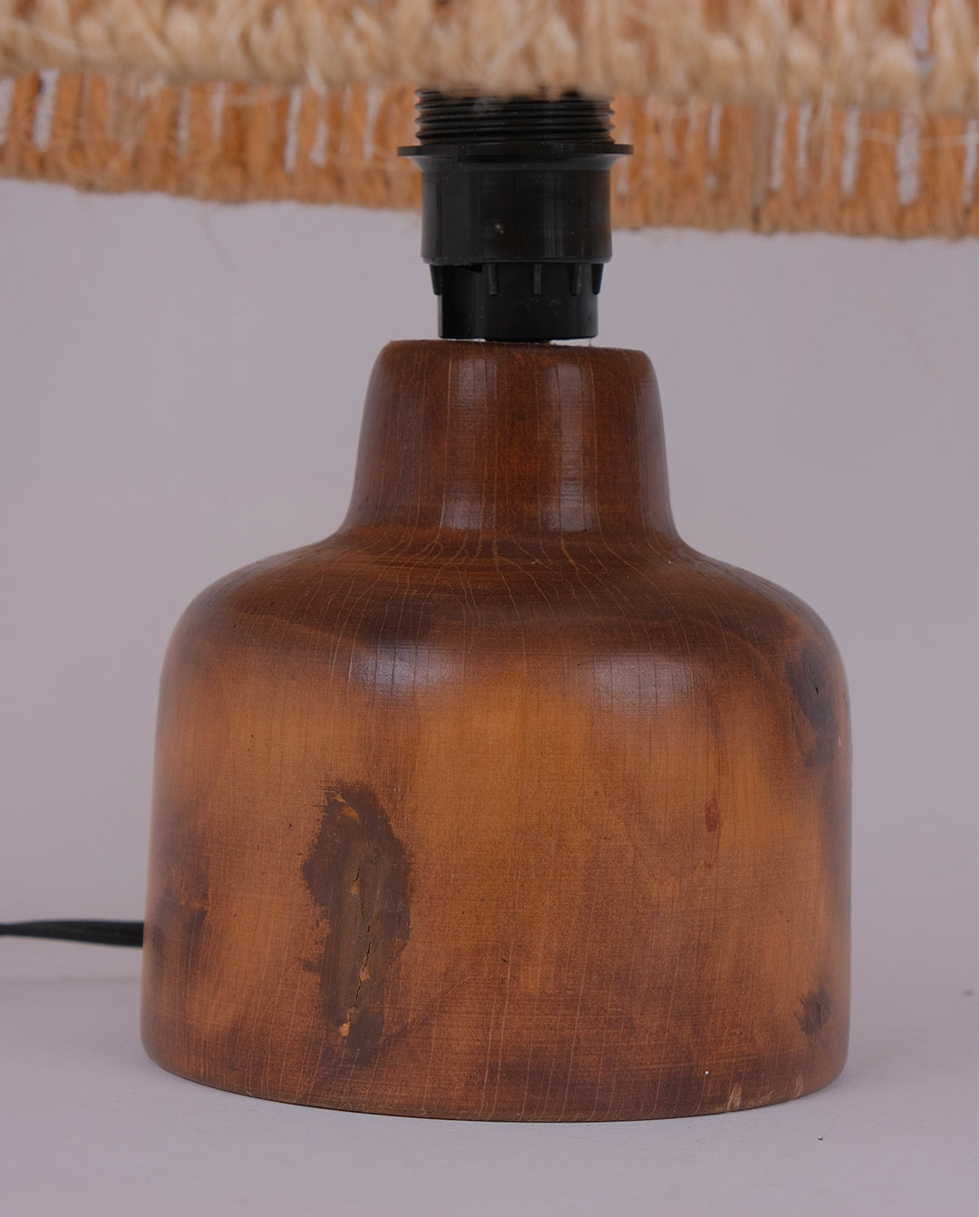 Lampe en bois tourné et abat-jour en corde