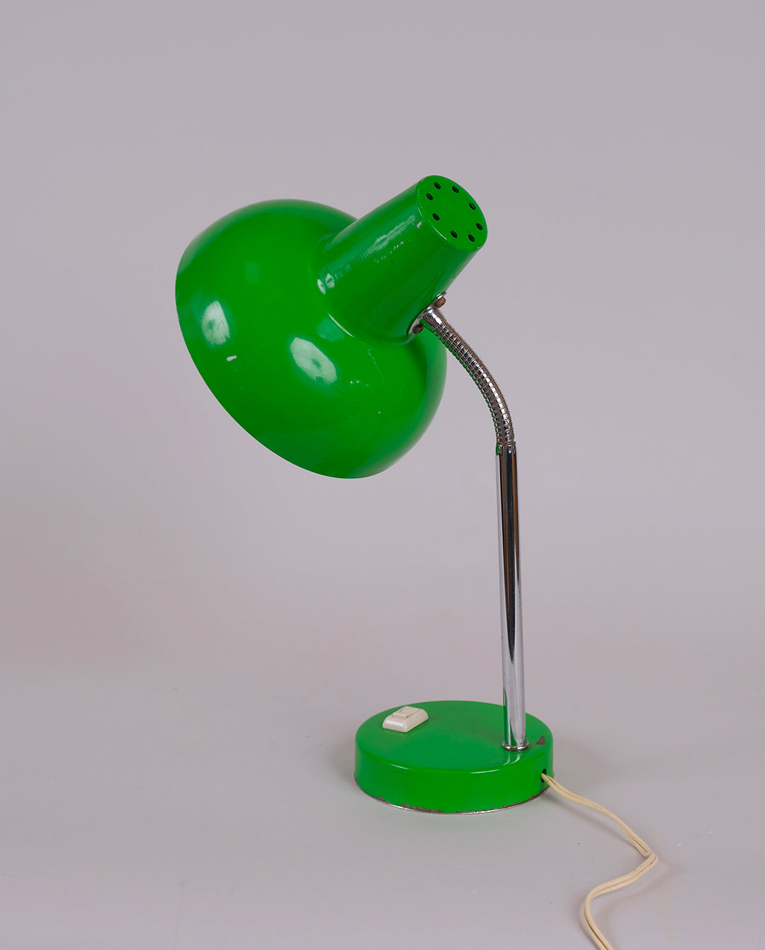 Lampe de bureau vintage en tôle verte et tige articulée en métal chromé, années 50
