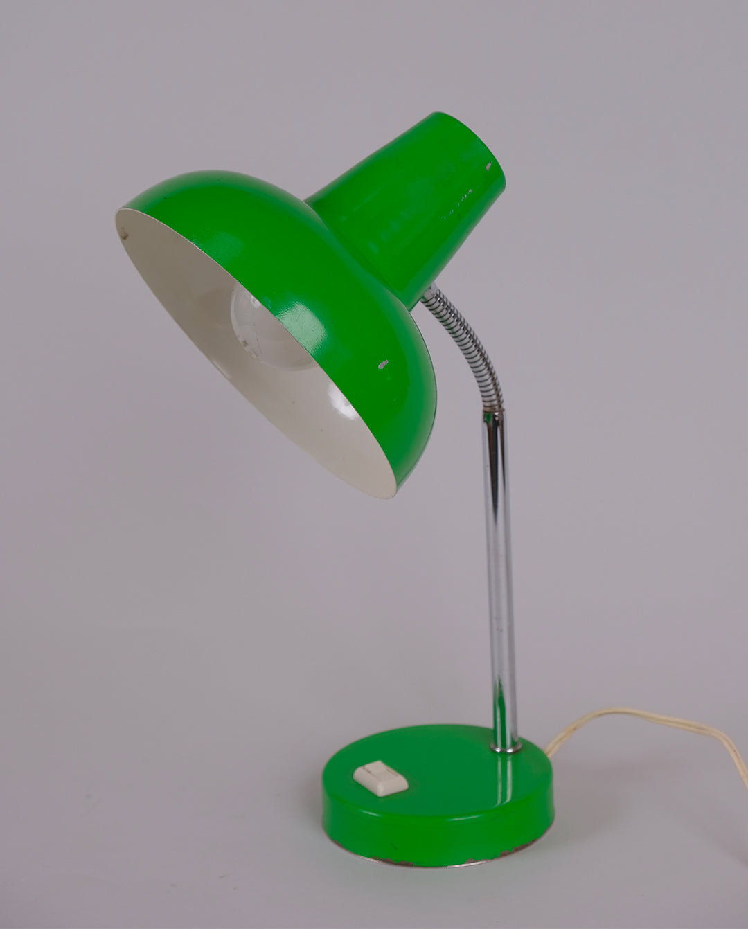 Lampe de bureau vintage en tôle verte et tige articulée en métal chromé, années 50