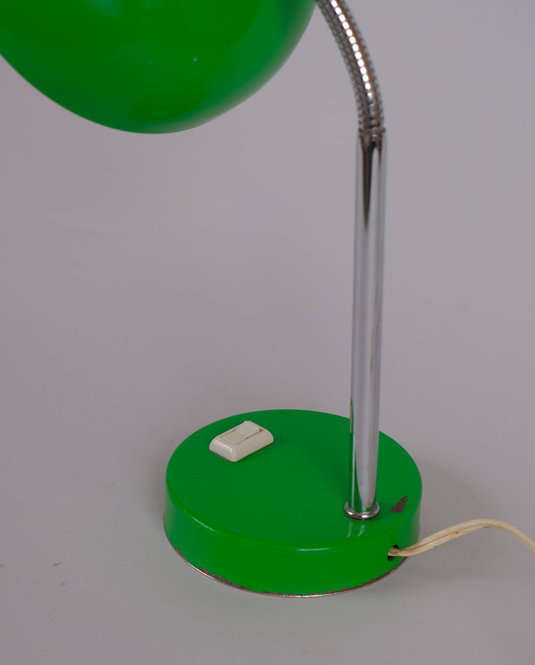 Lampe de bureau vintage en tôle verte et tige articulée en métal chromé, années 50