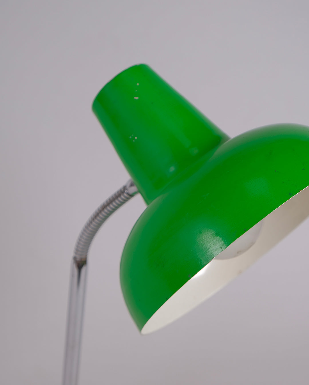 Lampe de bureau vintage en tôle verte et tige articulée en métal chromé, années 50
