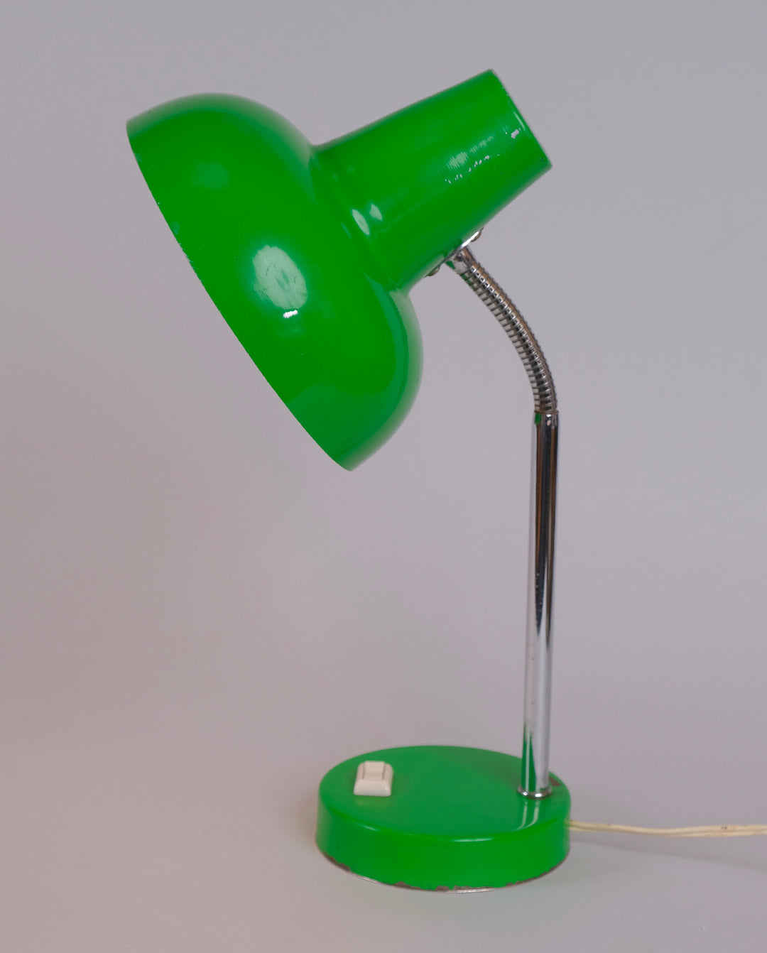 Lampe de bureau vintage en tôle verte et tige articulée en métal chromé, années 50