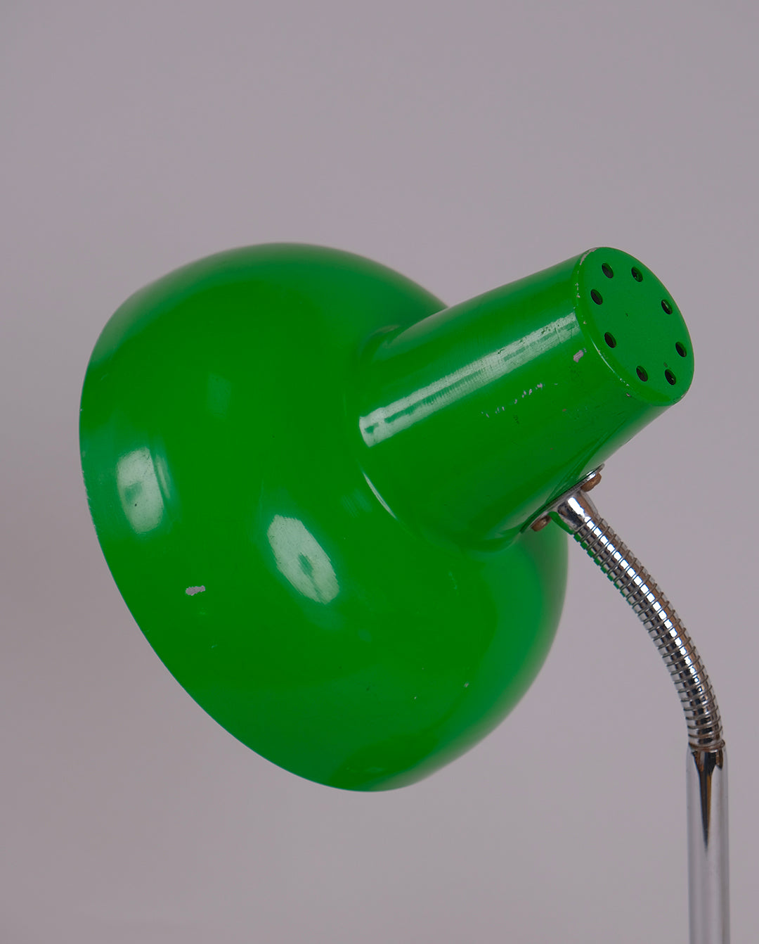 Lampe de bureau vintage en tôle verte et tige articulée en métal chromé, années 50