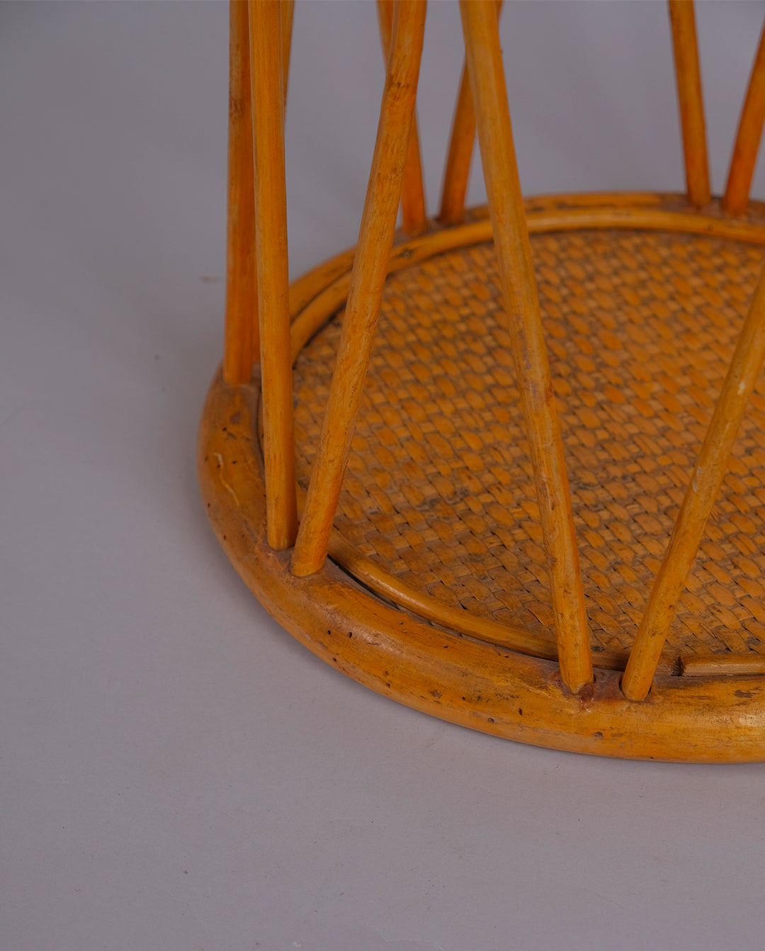 Porte parapluie vintage années 60 en rotin et base en rotin tressé