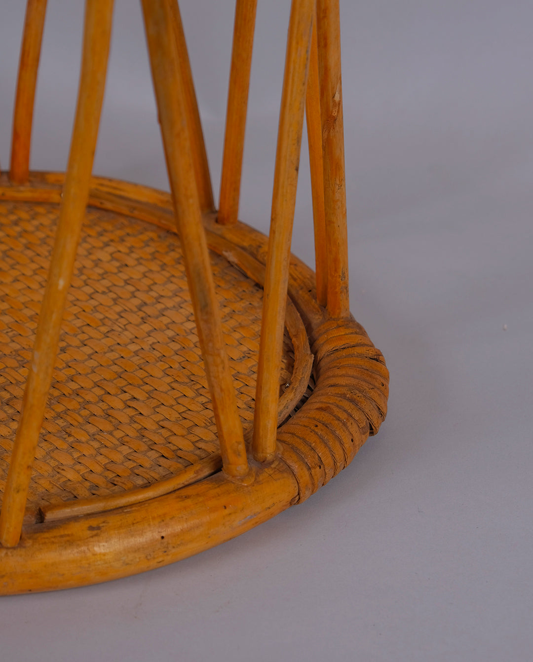 Porte parapluie vintage années 60 en rotin et base en rotin tressé