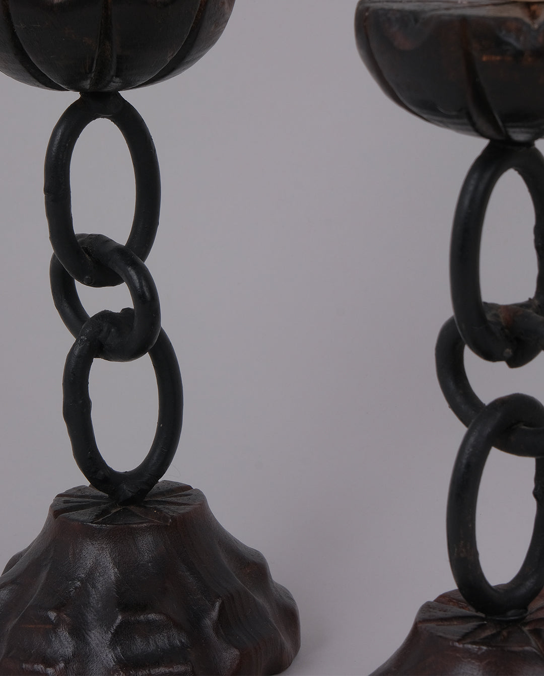 Paire de bougeoirs en bois