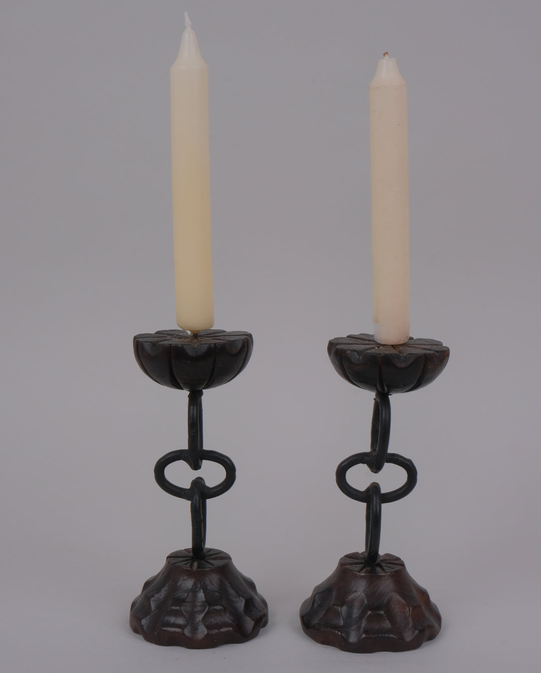 Paire de bougeoirs en bois