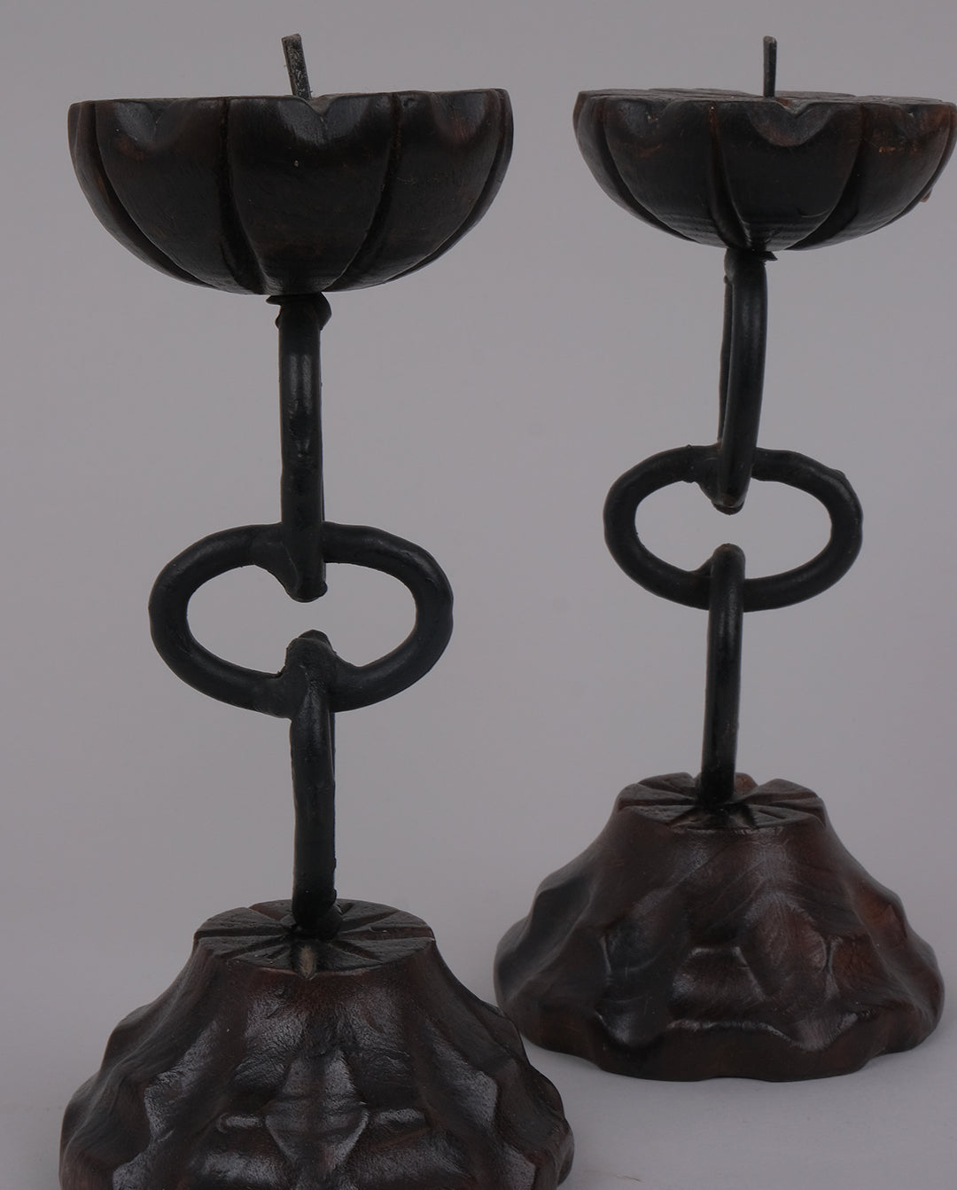 Paire de bougeoirs en bois