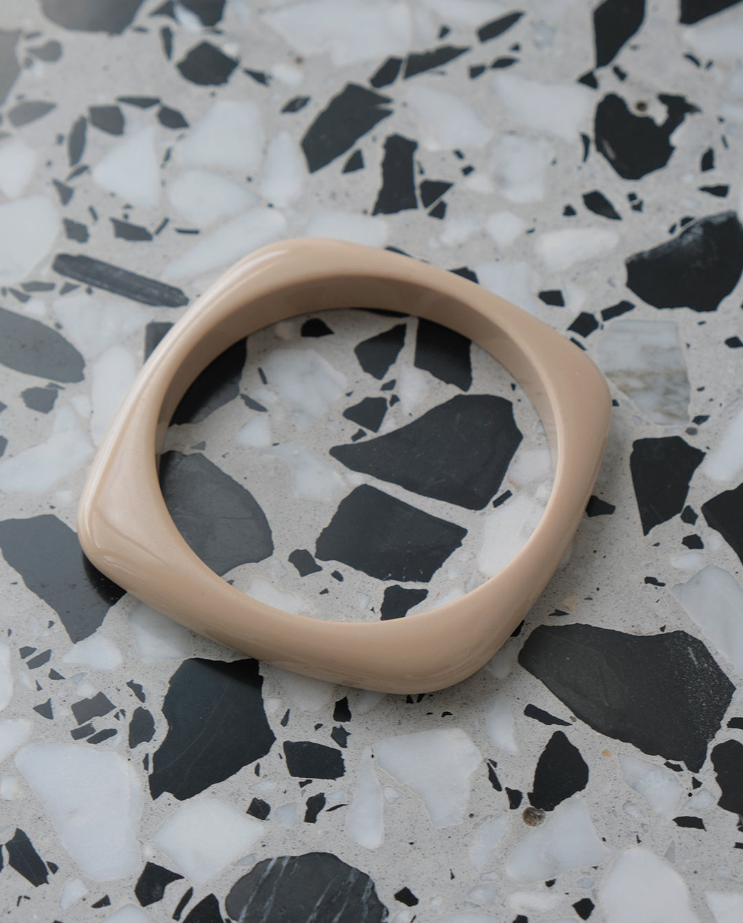 Bracelet en plastique beige années 80