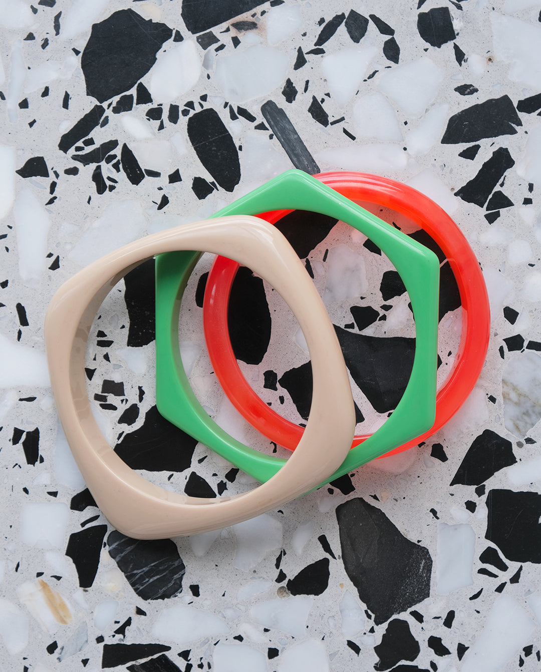 Bracelet en plastique beige années 80