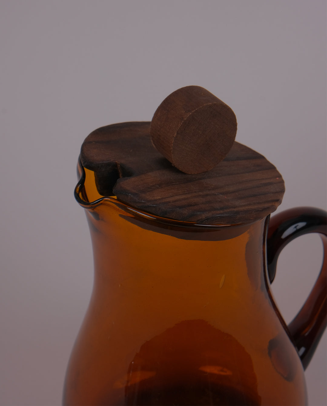 Carafe en verre ambré