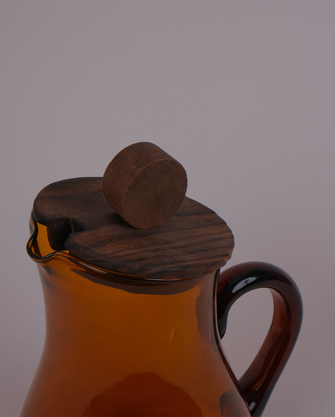 Carafe en verre ambré