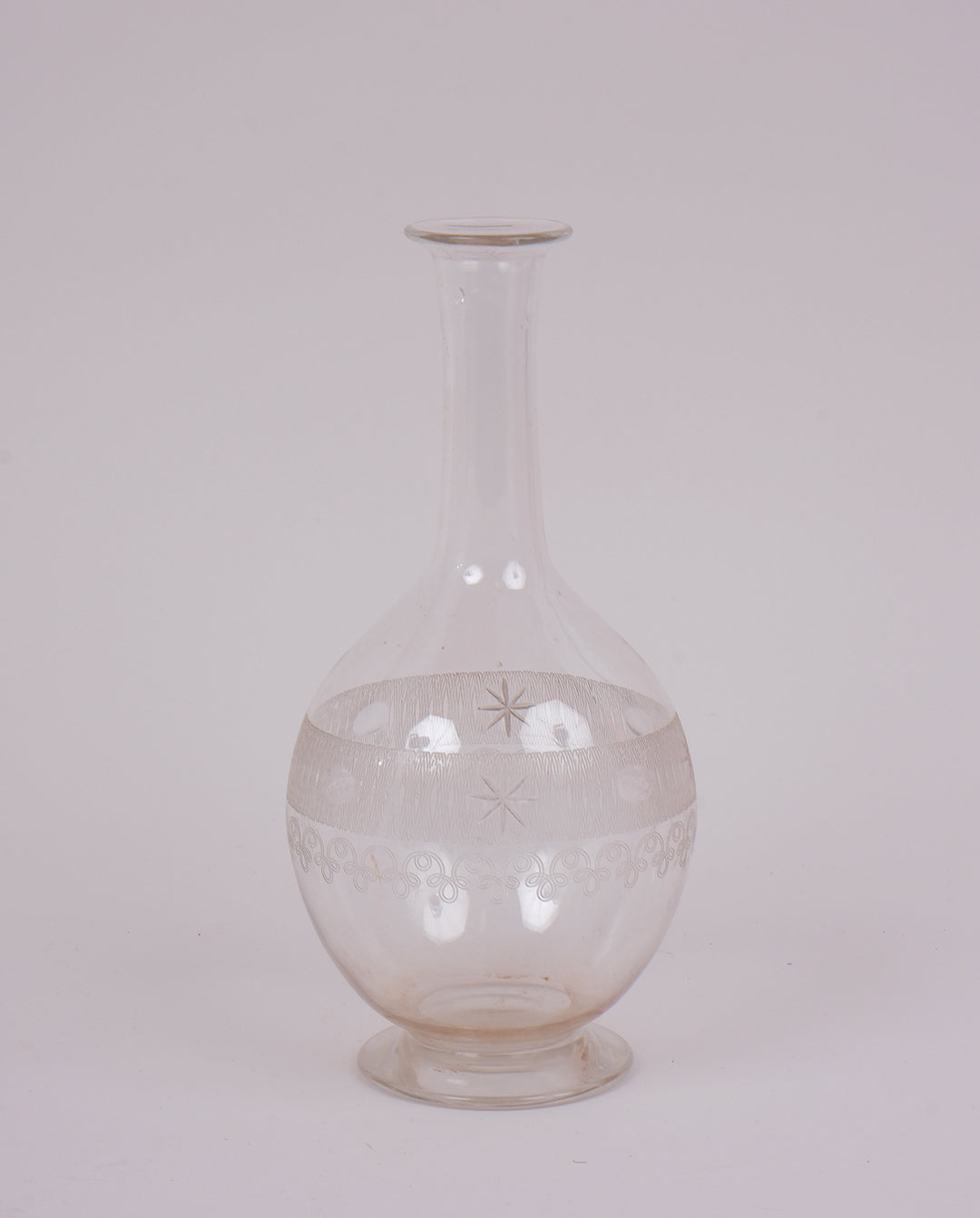 Carafe en verre gravé