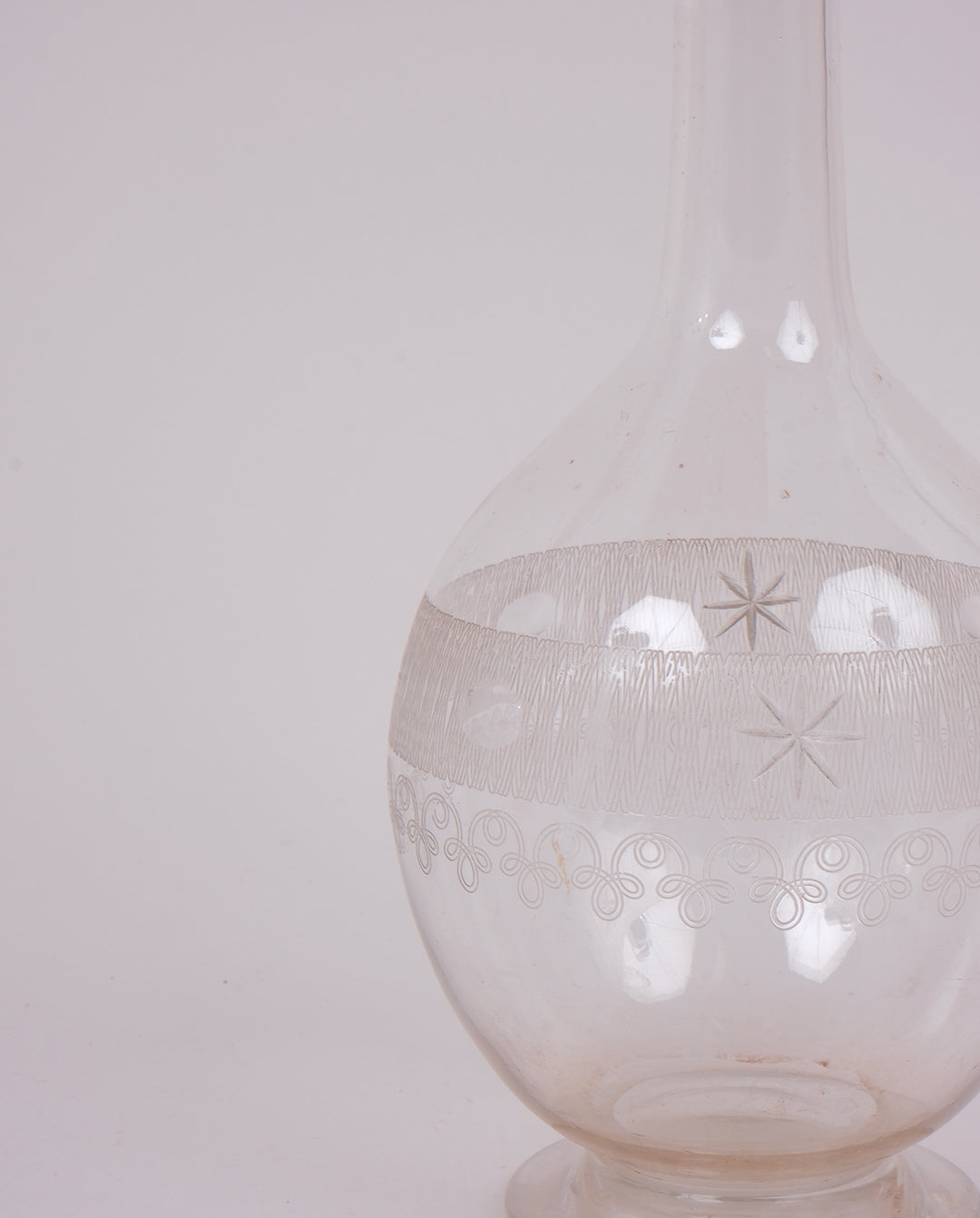 Carafe en verre gravé