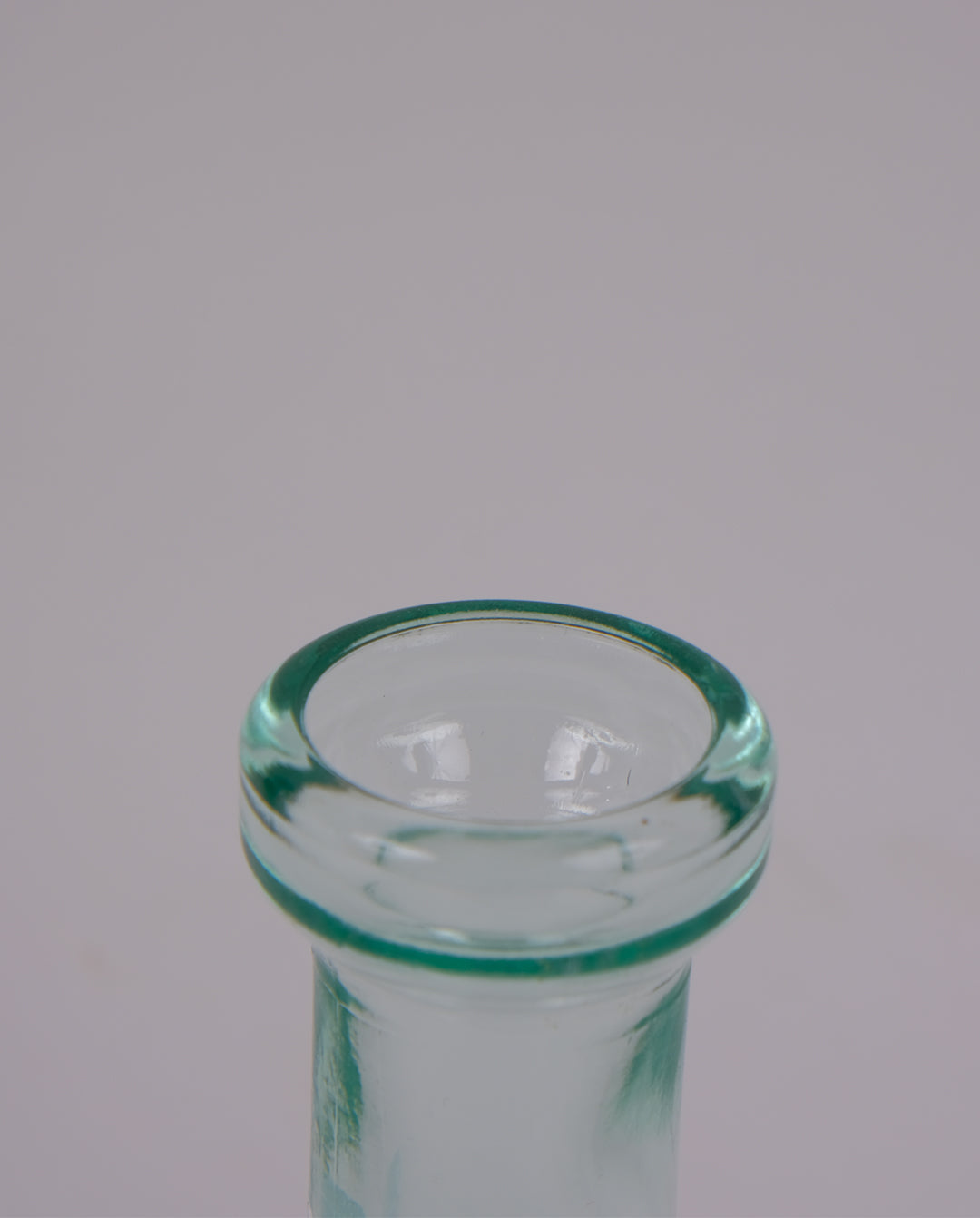 Carafe en verre moulé