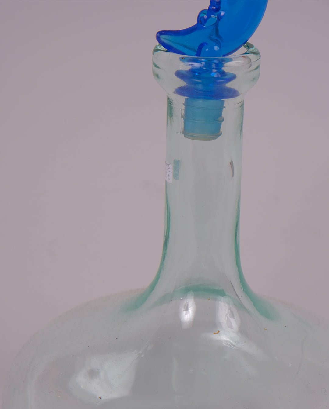 Carafe en verre moulé