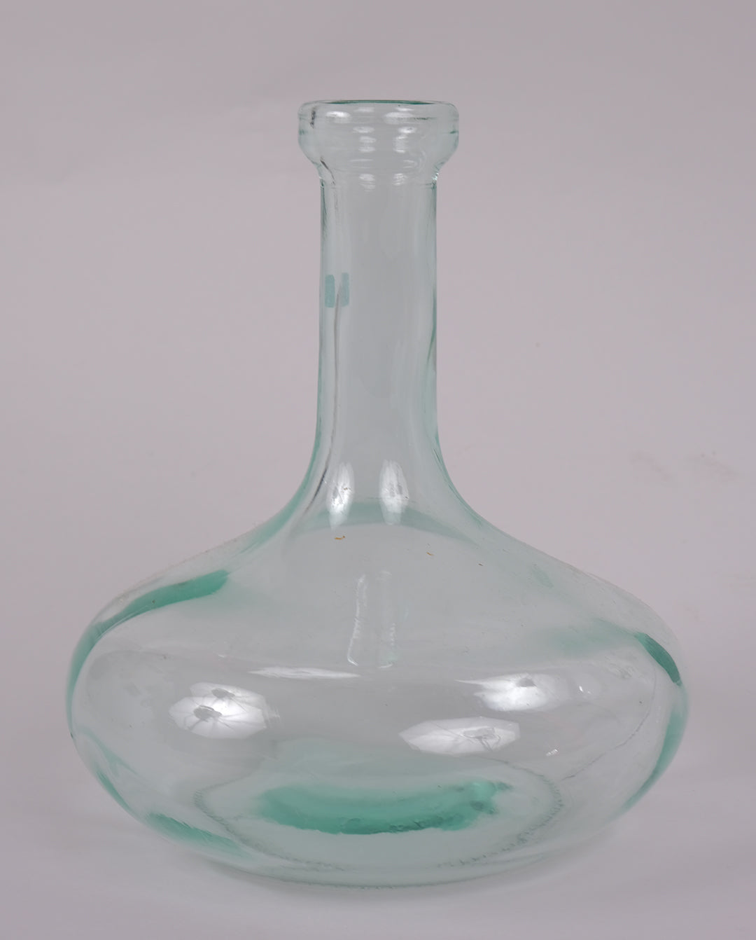 Carafe en verre moulé
