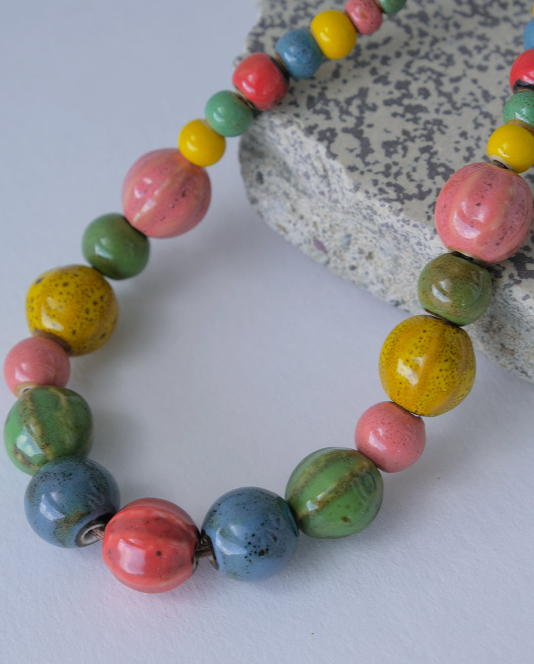 Collier en perles de céramique émaillée