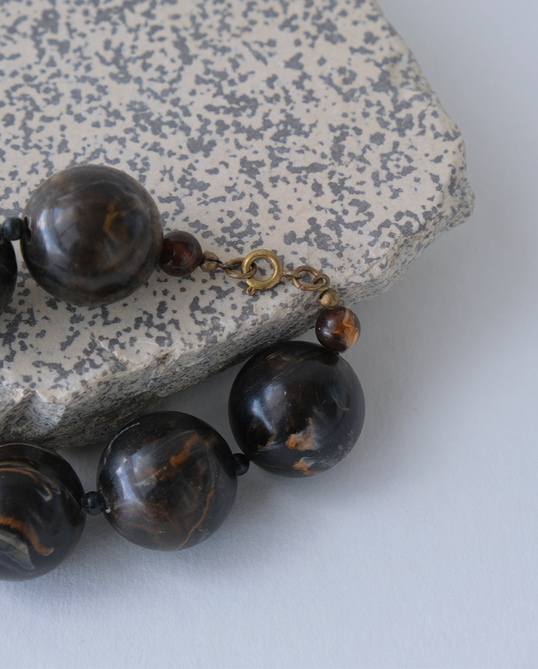 Collier en résine plastique
