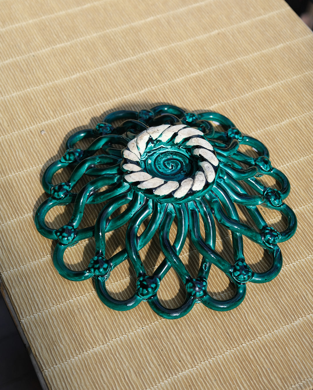 Corbeille en céramique ajourée, dans l'esprit Pichon et Vallauris