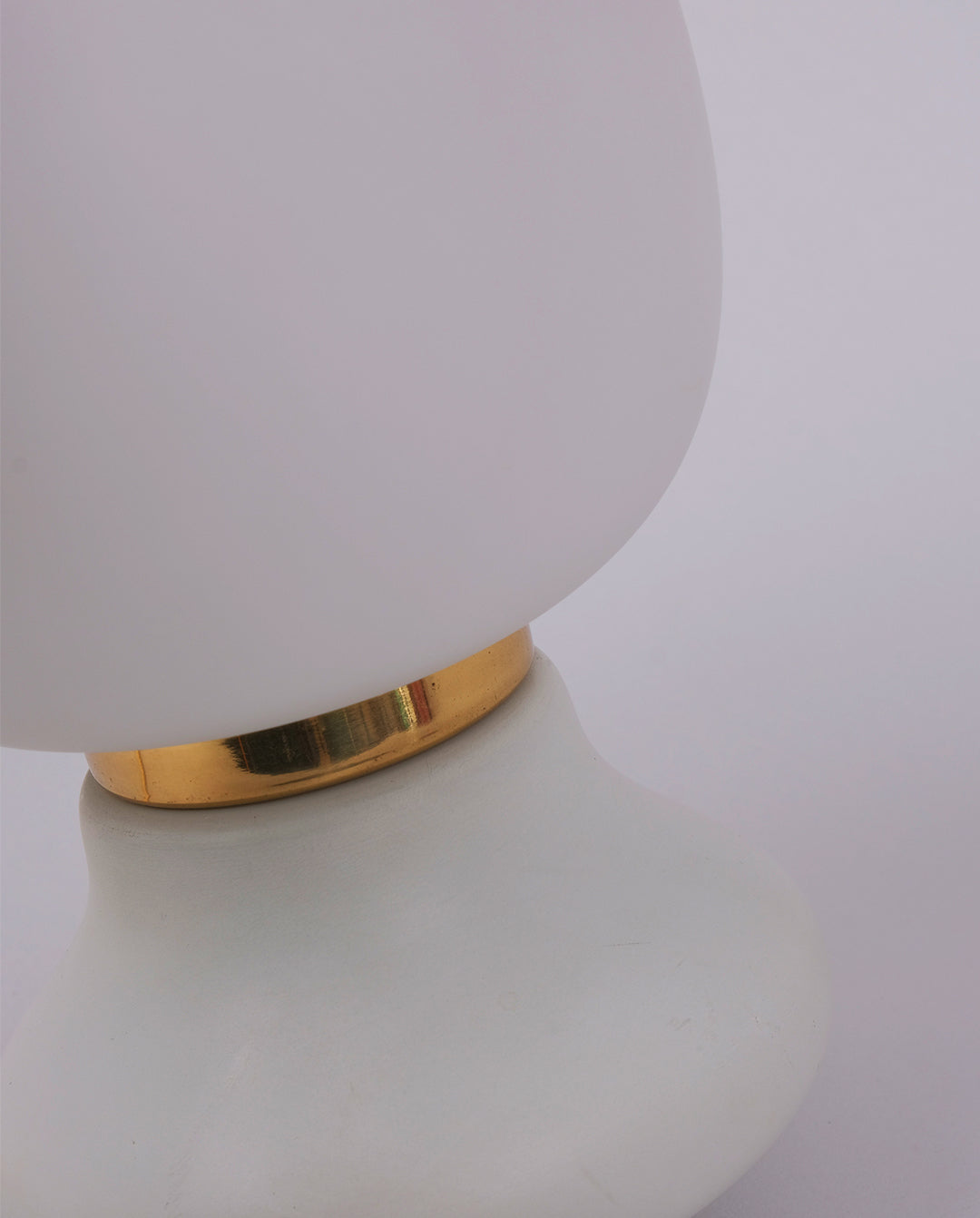 Lampe en bois et verre opalin