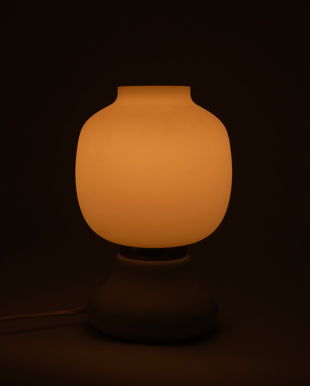 Lampe en bois et verre opalin