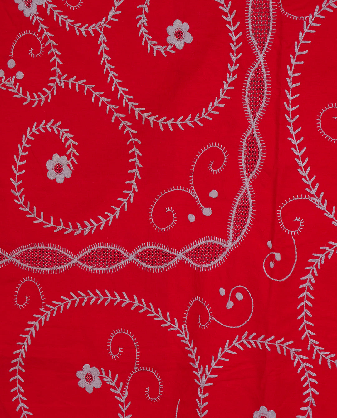 Nappe en coton rouge brodé de fil blanc.