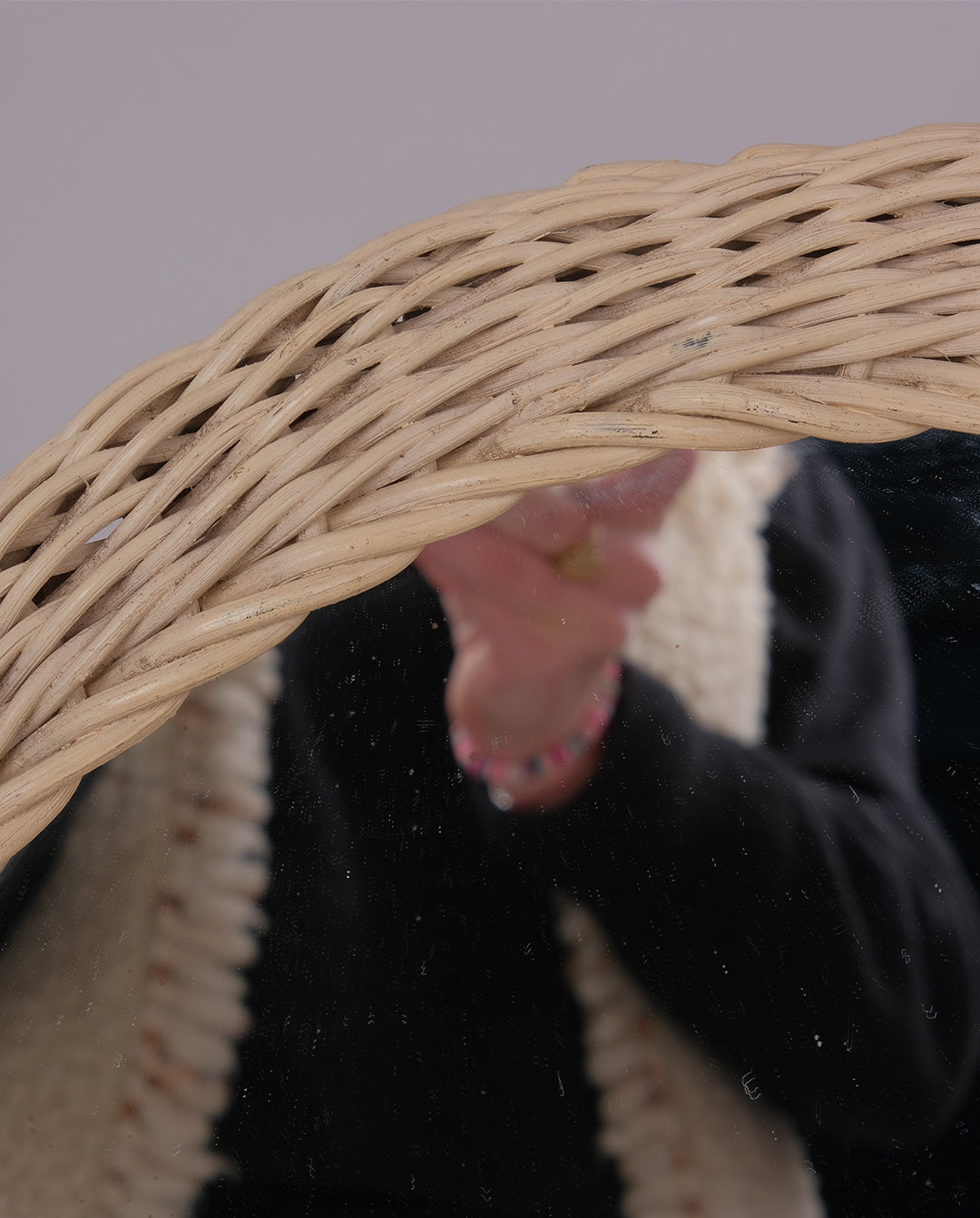 Miroir ovale en osier peint