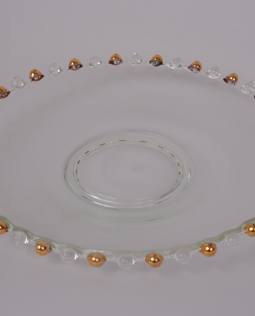 Assiette au bord perlé