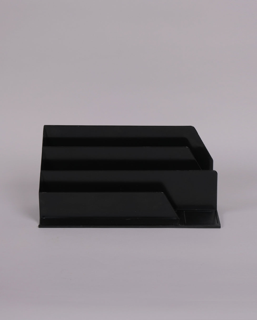 Porte-courrier en plastique noir.