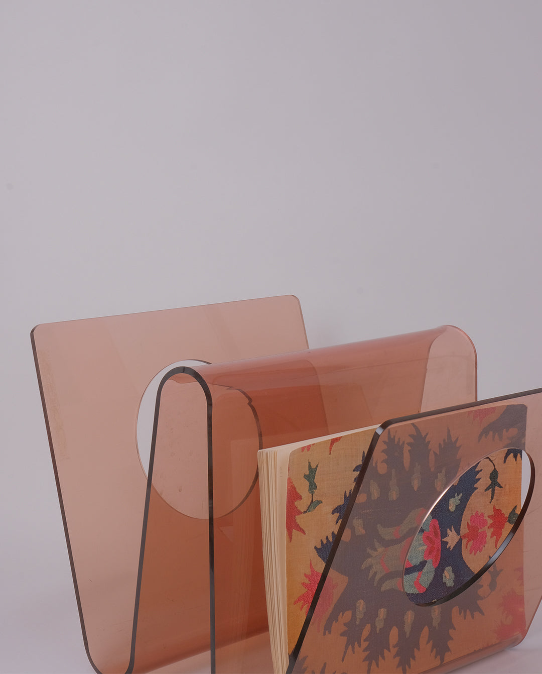 Porte-revue en plexiglas fumé