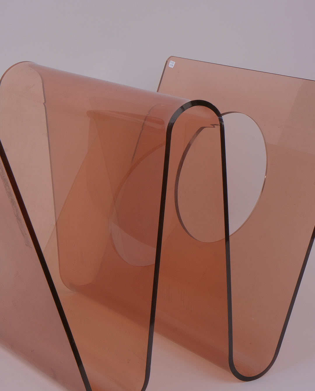Porte-revue en plexiglas fumé