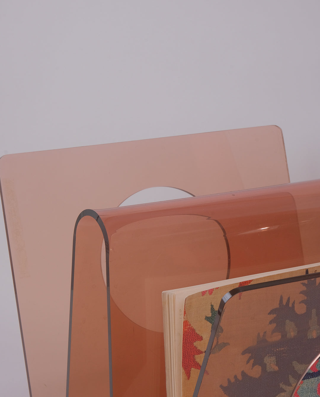 Porte-revue en plexiglas fumé