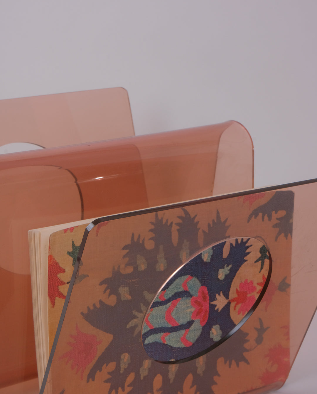Porte-revue en plexiglas fumé