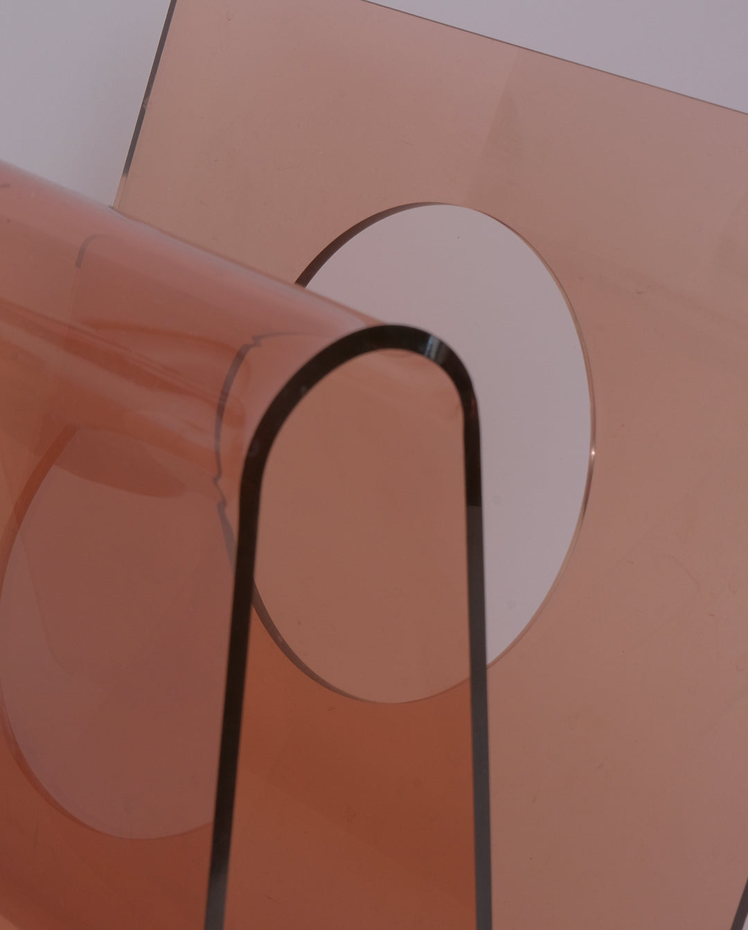 Porte-revue en plexiglas fumé