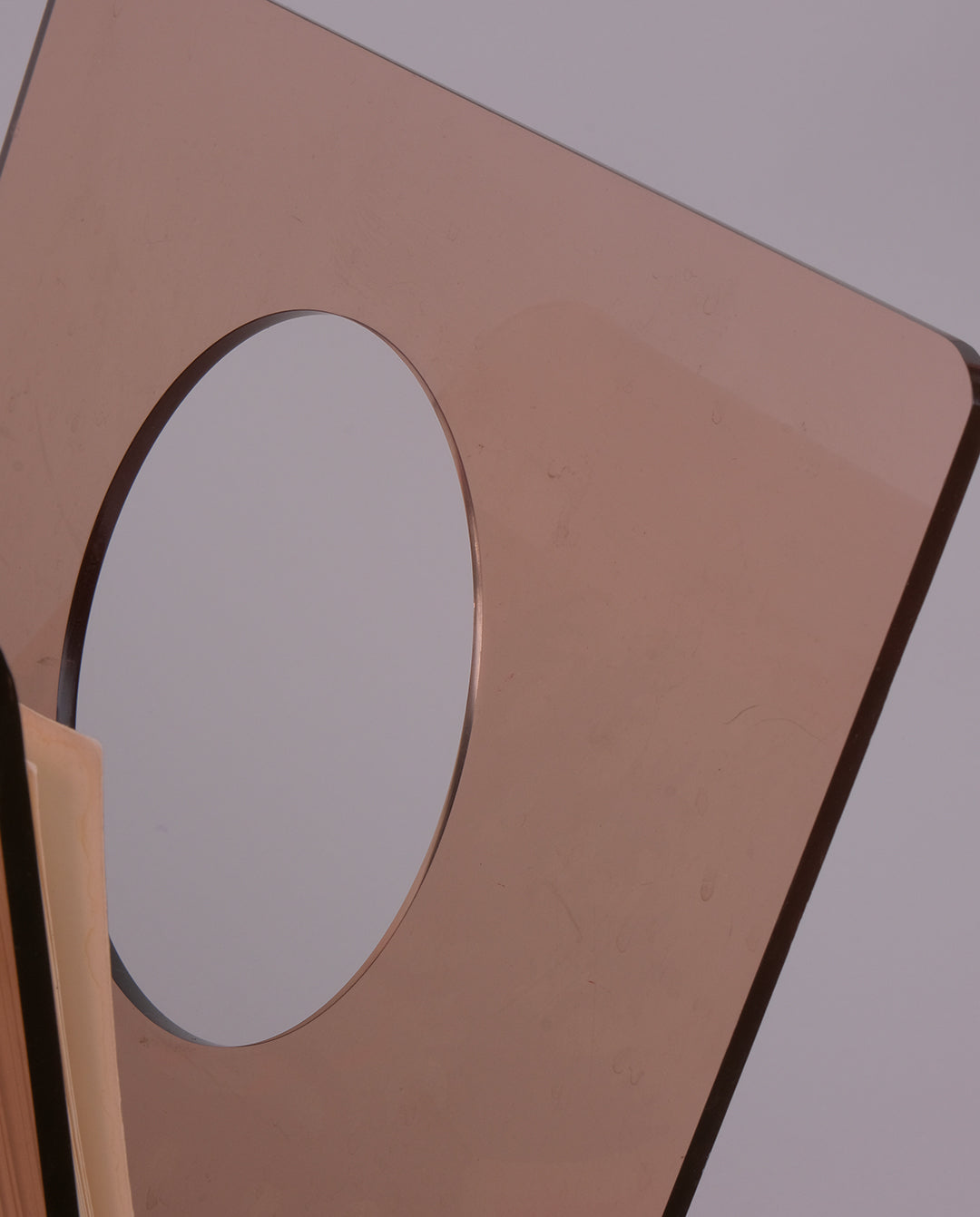 Porte-revue en plexiglas fumé