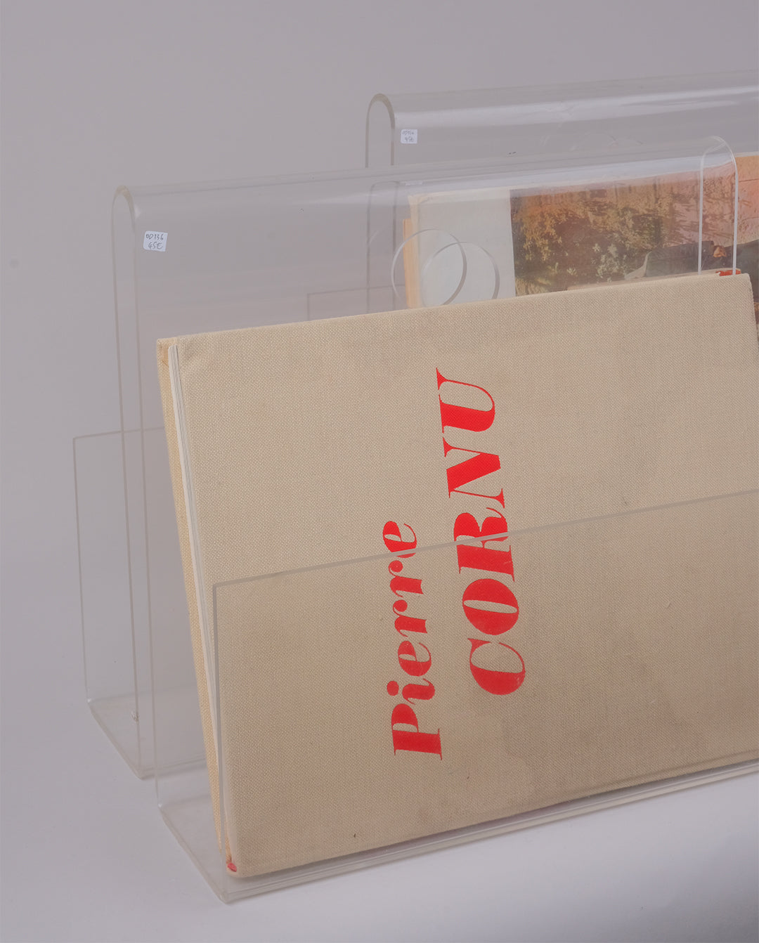 Porte-revue en plexiglas