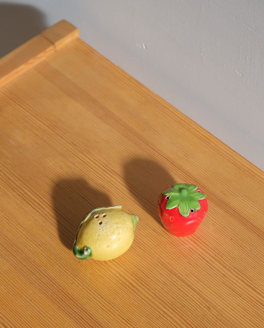 Salière et poivrière en barbotine