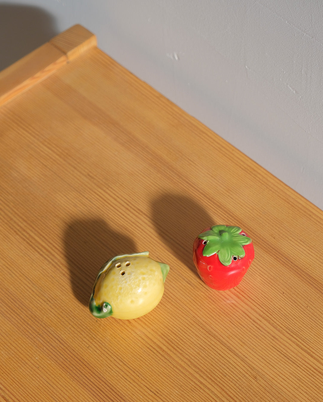 Salière et poivrière en barbotine