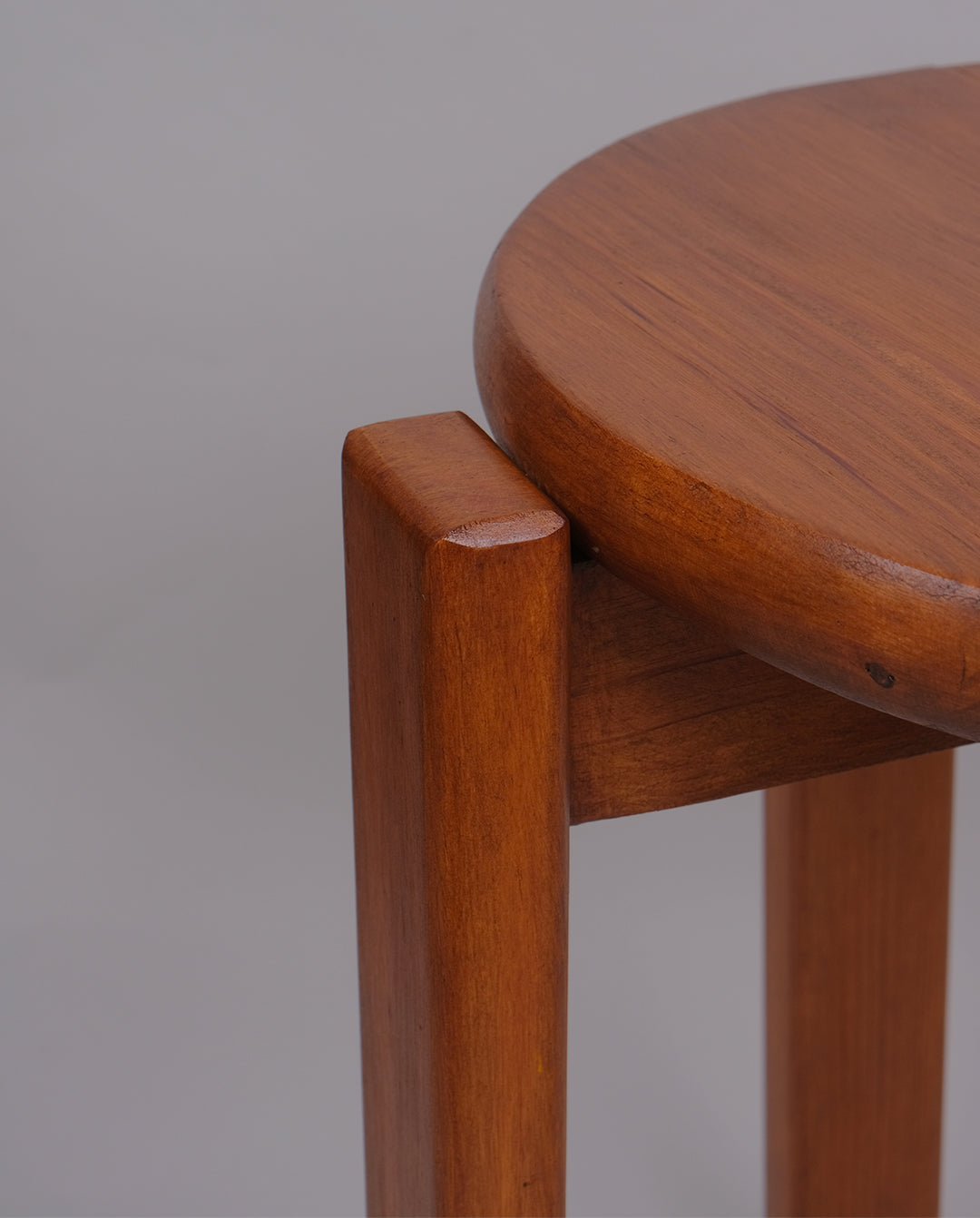 Tabouret brutaliste en pin
