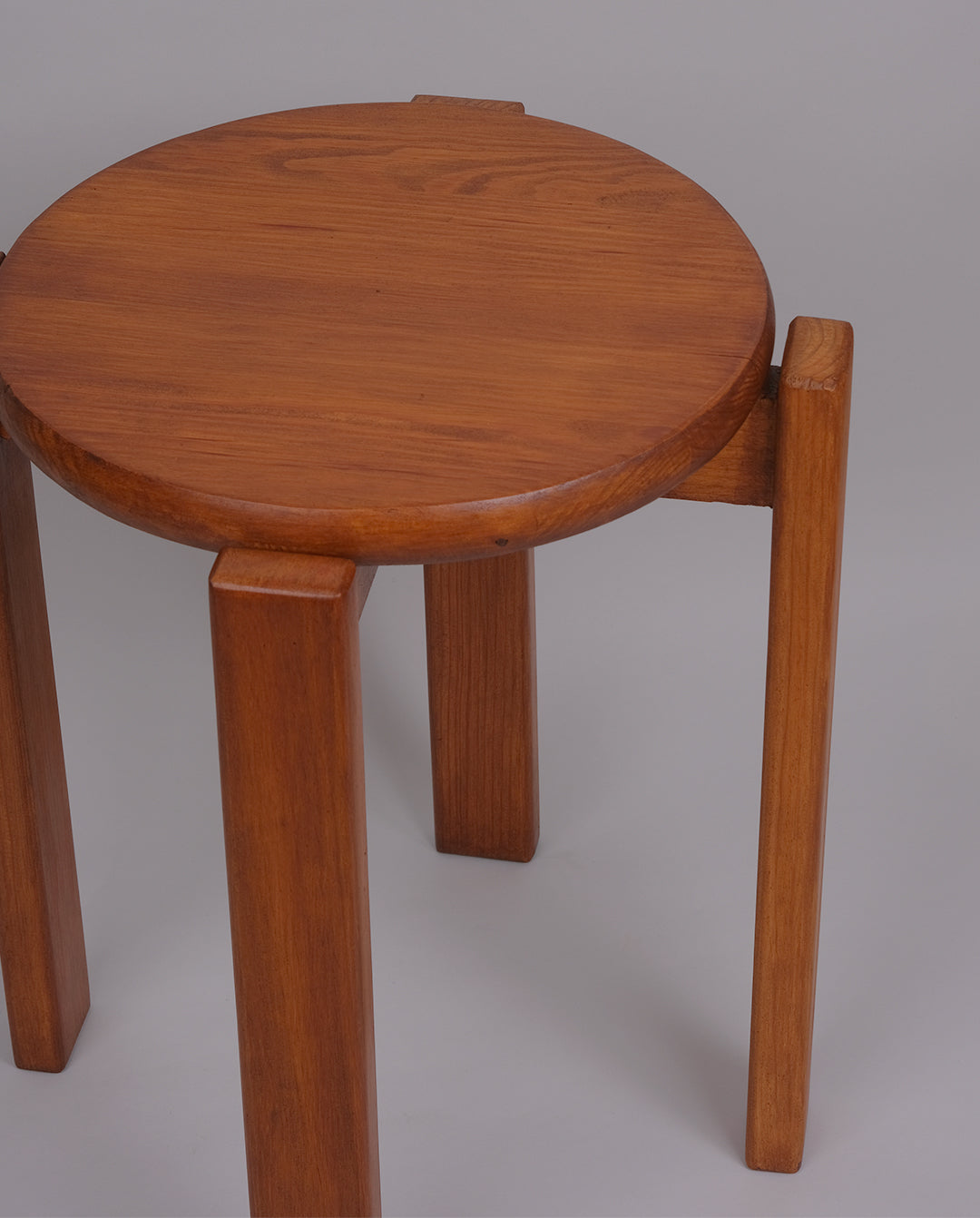 Tabouret brutaliste en pin