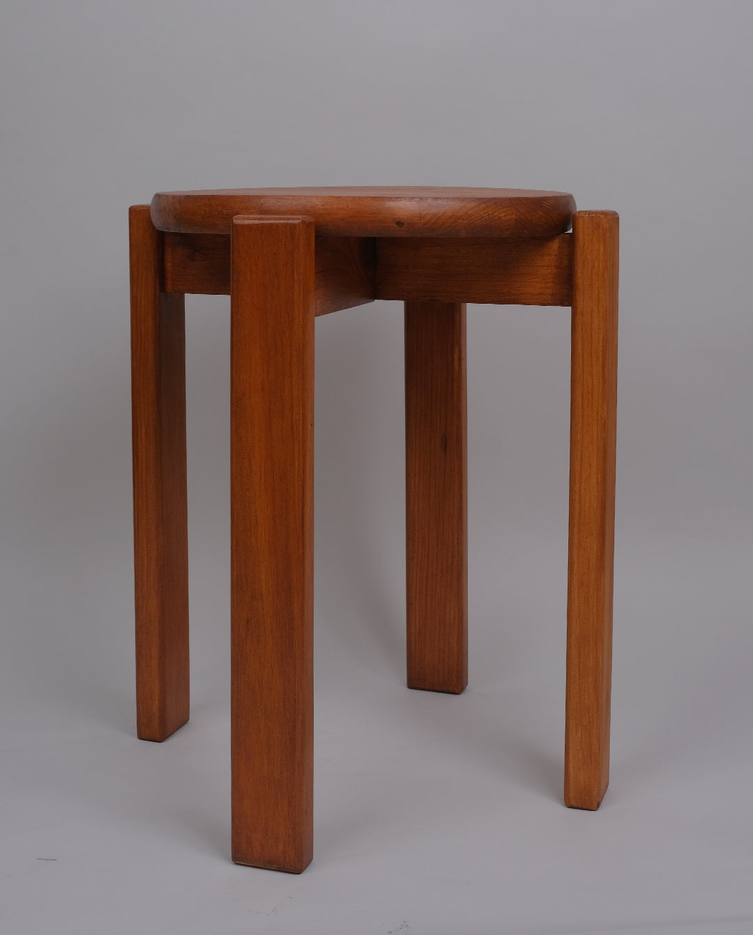 Tabouret brutaliste en pin
