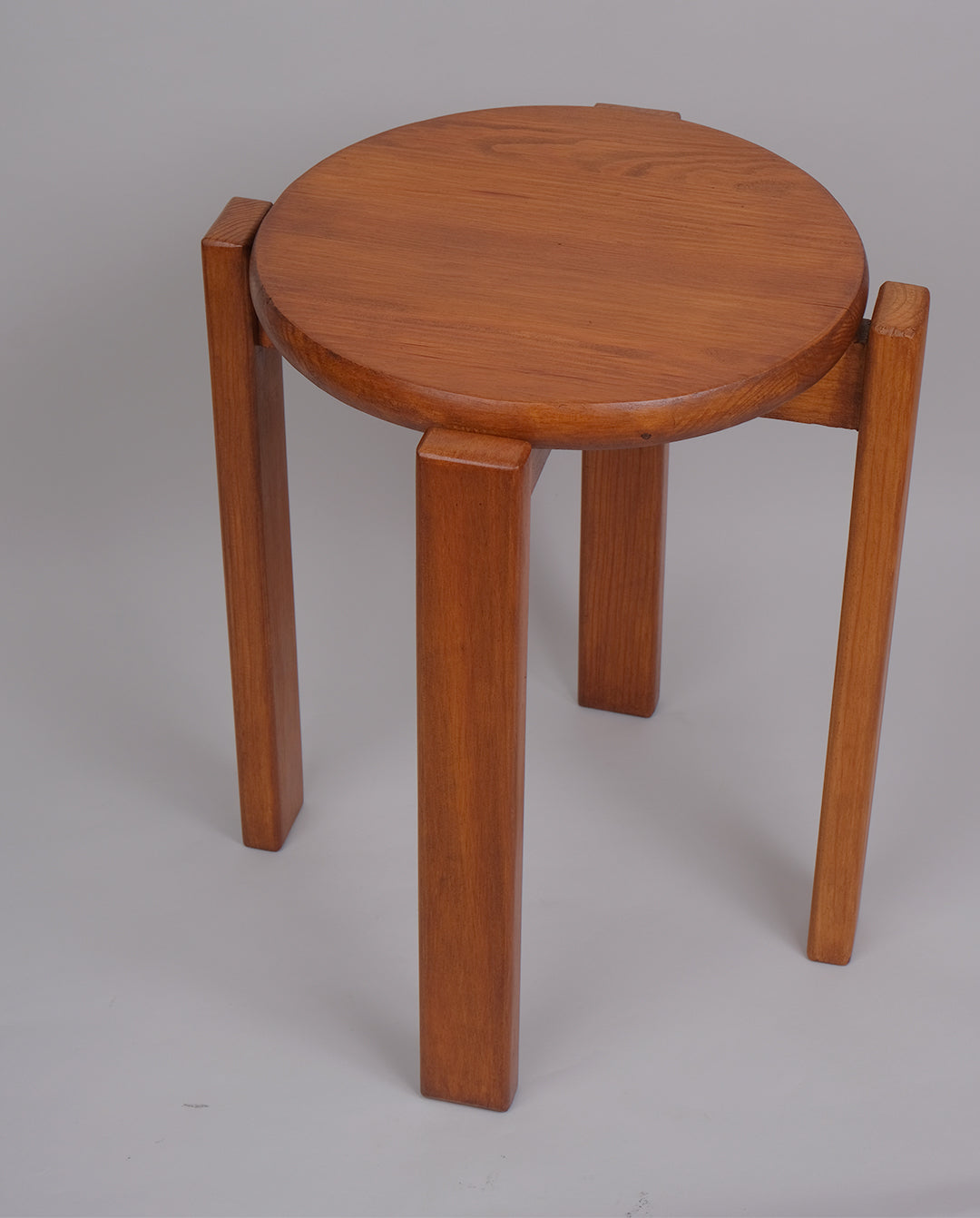 Tabouret brutaliste en pin