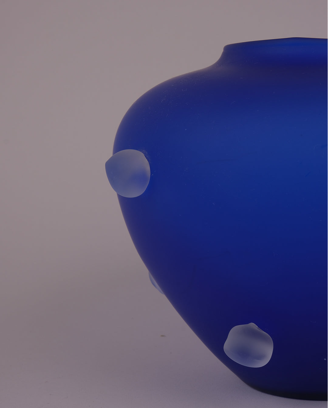 Vase en verre dépoli