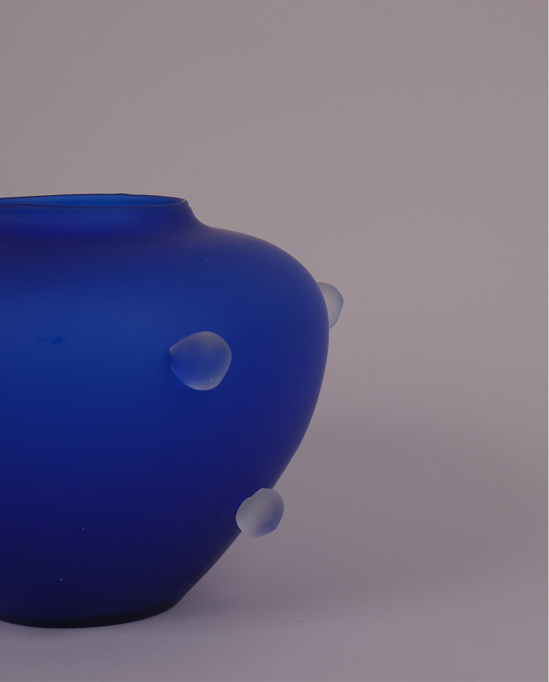 Vase en verre dépoli