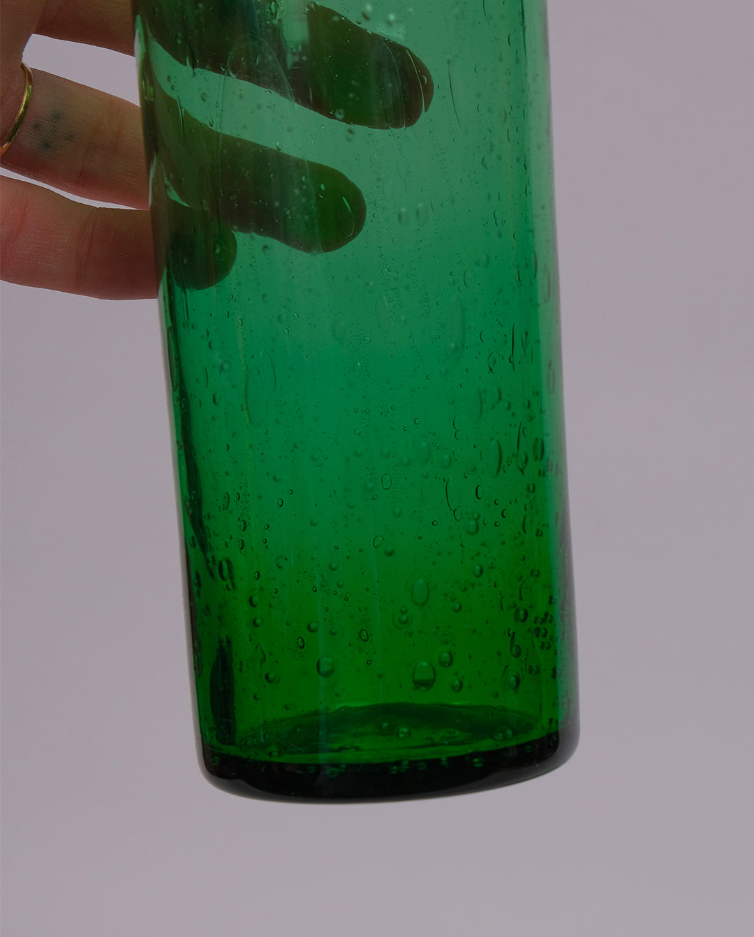 Gros plan sur les détails (bulles) d'un verre bullé teinté vert