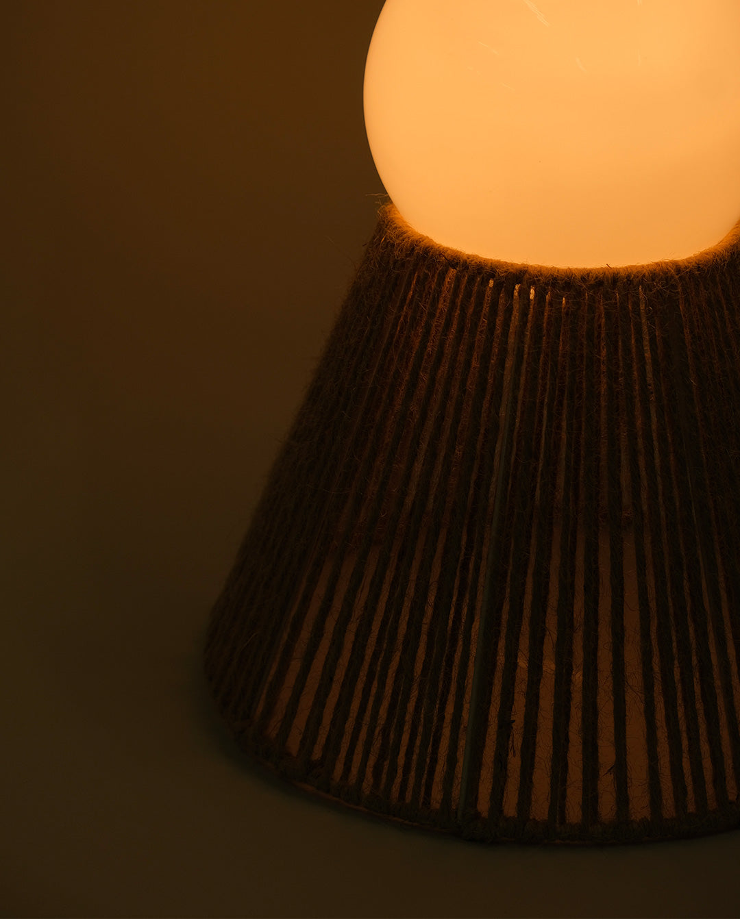 Lampe à poser en corde et opaline