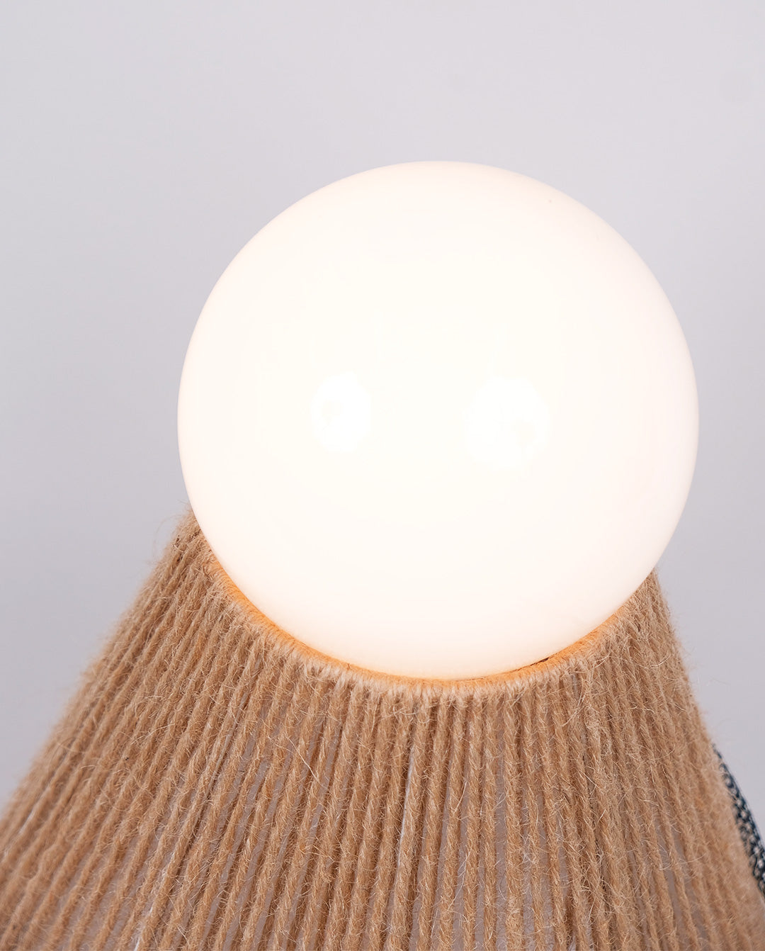 Lampe à poser en corde et opaline